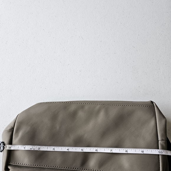 Tommy Hilfiger Cream and Blue Crossbody Bag with Modern Design - Picture 10 of 11